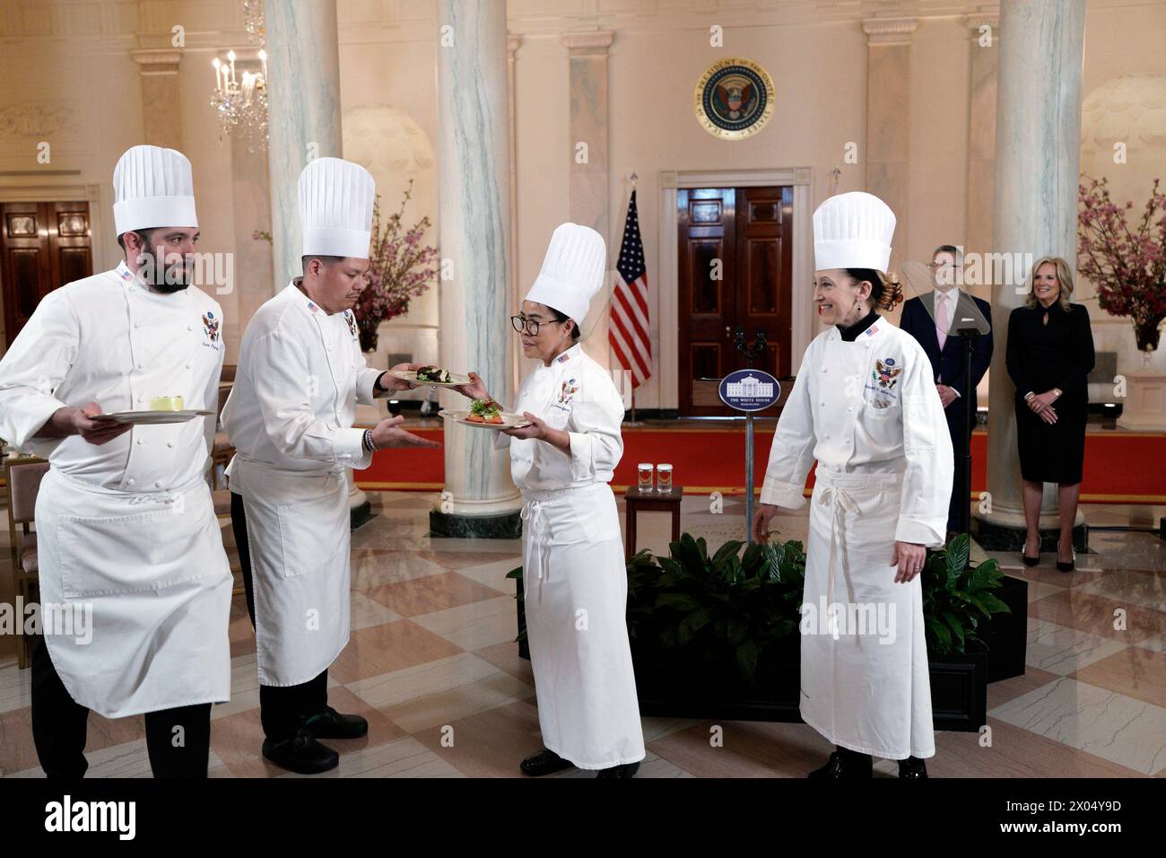 Der Chefkoch Cris Comerford und Susie Morrison präsentieren das Menü bei einer Medienvorschau vor dem japanischen Staatsessen am Mittwoch im Weißen Haus in Washington am 8. April 2024. Das Menü umfasst: Hausgemachte Lachsavocados, rote Grapefruit, Wassermelonen-Rettich, Gurken-Shisho-Blattfritter, Hauptgericht: Dry Aged Rib Eye Steak, blisterte Shishito-Pfefferbutter Fricassée aus Fava-Bohnen, Morcheln und Cipollini Sesamöl Sabayon und Dessert gesalzener Karamel Pistazienkuchen Matcha Ganache, Kirscheis, Himbeeren, Wein: Lingua Franca Bunker Hill Chardonnay Stockfoto