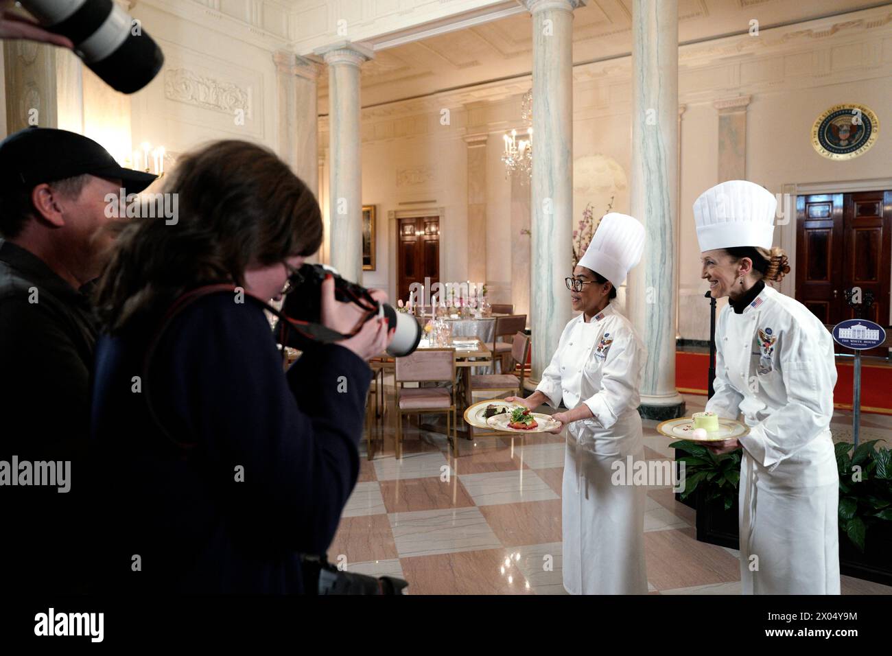 Der Chefkoch Cris Comerford und Susie Morrison präsentieren das Menü bei einer Medienvorschau vor dem japanischen Staatsessen am Mittwoch im Weißen Haus in Washington am 8. April 2024. Das Menü umfasst: Hausgemachte Lachsavocados, rote Grapefruit, Wassermelonen-Rettich, Gurken-Shisho-Blattfritter, Hauptgericht: Dry Aged Rib Eye Steak, blisterte Shishito-Pfefferbutter Fricassée aus Fava-Bohnen, Morcheln und Cipollini Sesamöl Sabayon und Dessert gesalzener Karamel Pistazienkuchen Matcha Ganache, Kirscheis, Himbeeren, Wein: Lingua Franca Bunker Hill Chardonnay Stockfoto