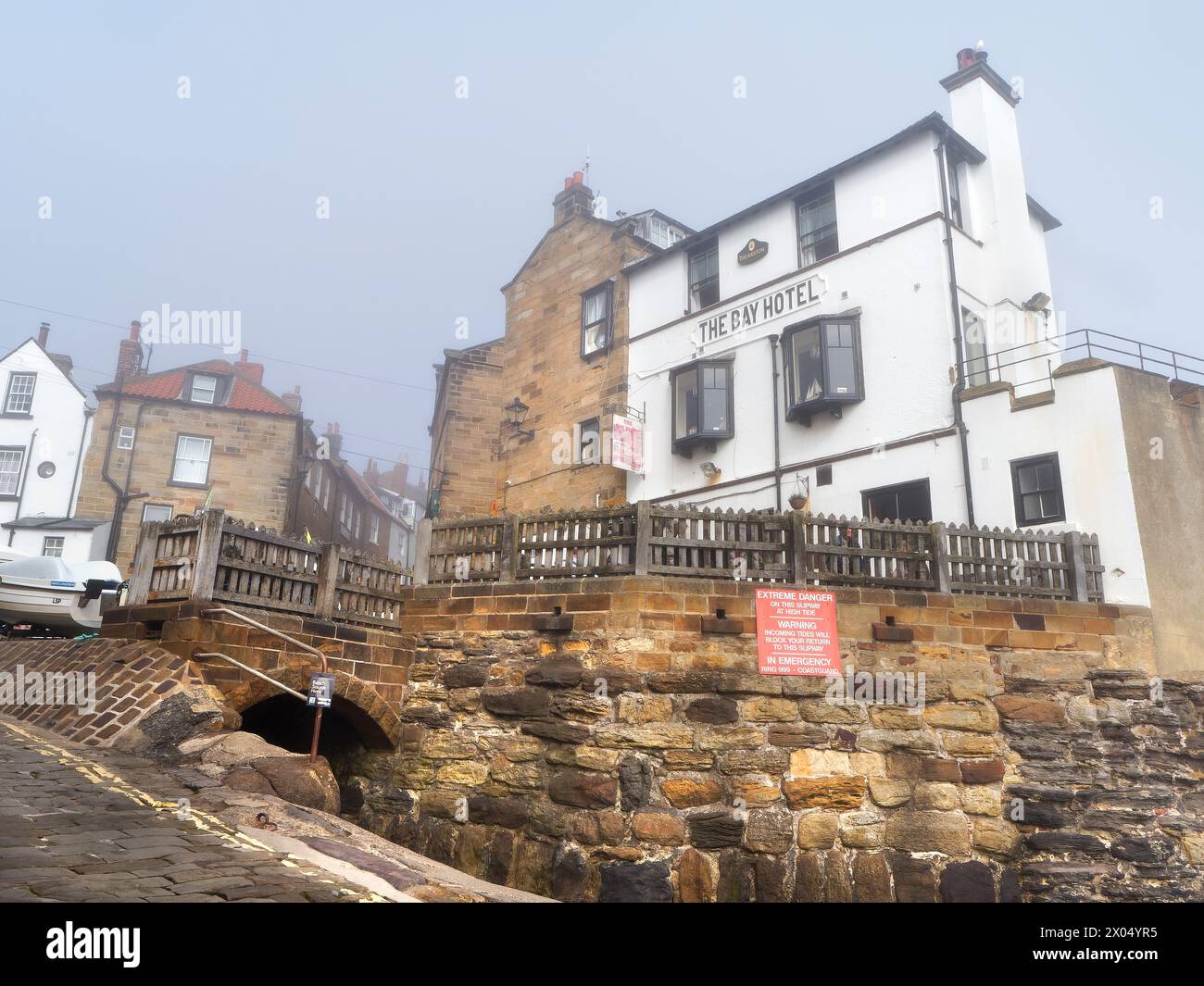 Großbritannien, North Yorkshire, Robin Hoods Bay, The Bay Hotel. Stockfoto