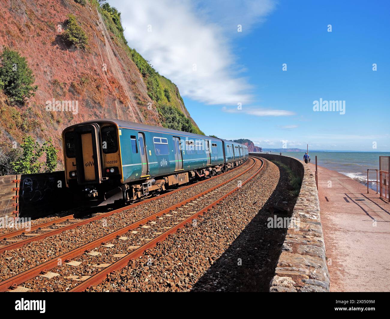 UK, South Devon, Teignmouth, South Devon Main Line neben South West Coast Path und Sea Wall. Stockfoto