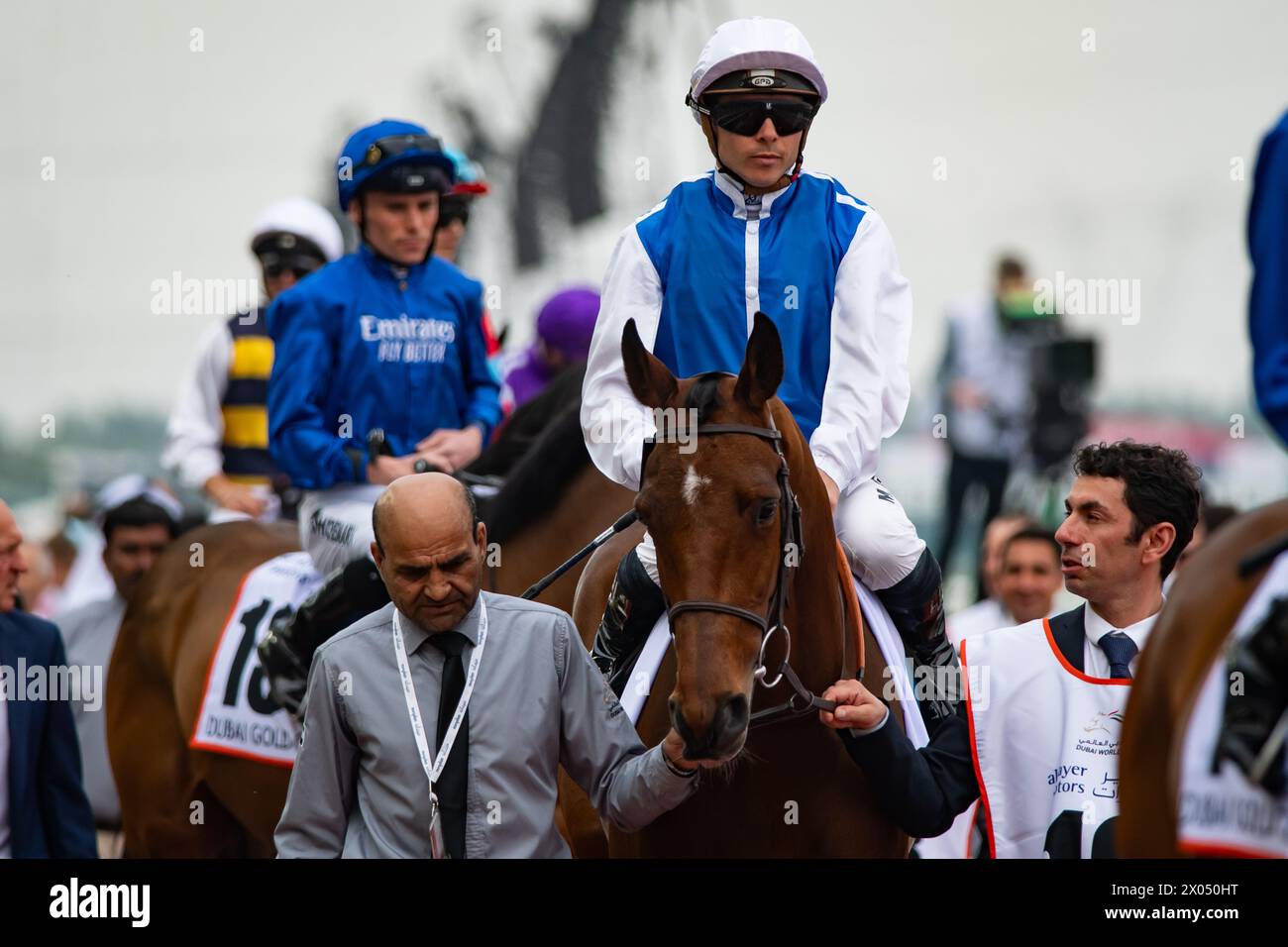 Sober und Maxime Guyon starten den Dubai Gold Cup auf der Meydan Racecourse, Dubai, VAE, 24.03.30. Credit JTW equine Images / Alamy. Stockfoto
