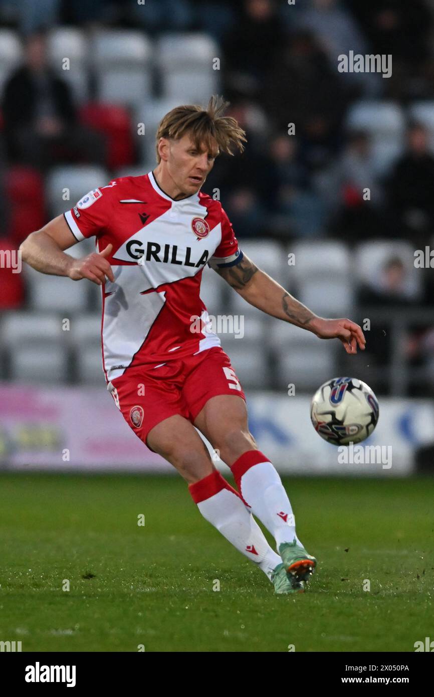 Carl Piergianni (5 Stevenage) übergibt den Ball während des Spiels der Sky Bet League 1 zwischen Stevenage und Barnsley im Lamex Stadium, Stevenage, am Dienstag, den 9. April 2024. (Foto: Kevin Hodgson | MI News) Credit: MI News & Sport /Alamy Live News Stockfoto