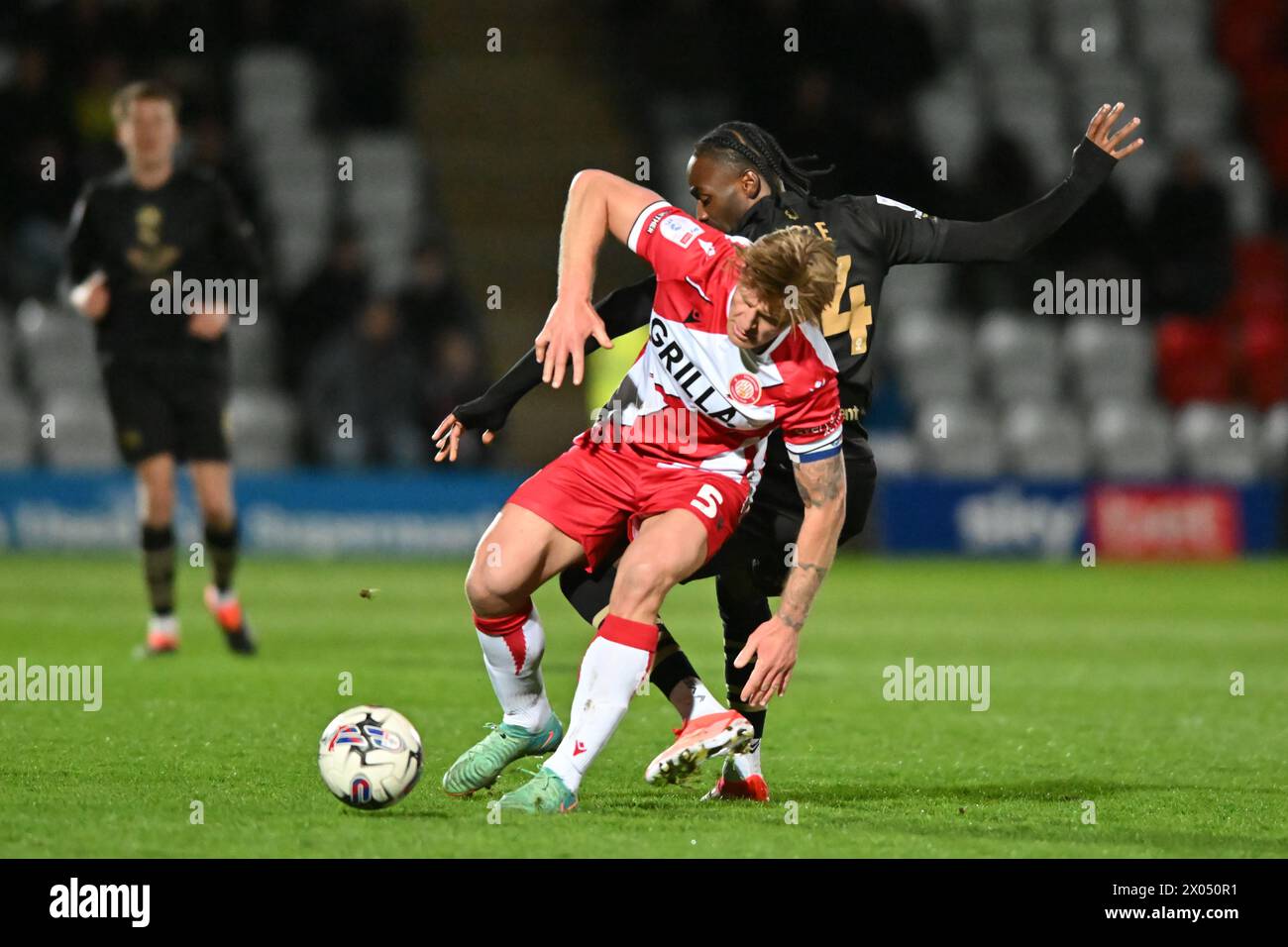 Carl Piergianni (5 Stevenage) wurde von Devante Cole (44 Barnsley) während des Spiels der Sky Bet League 1 zwischen Stevenage und Barnsley im Lamex Stadium, Stevenage am Dienstag, den 9. April 2024, herausgefordert. (Foto: Kevin Hodgson | MI News) Credit: MI News & Sport /Alamy Live News Stockfoto