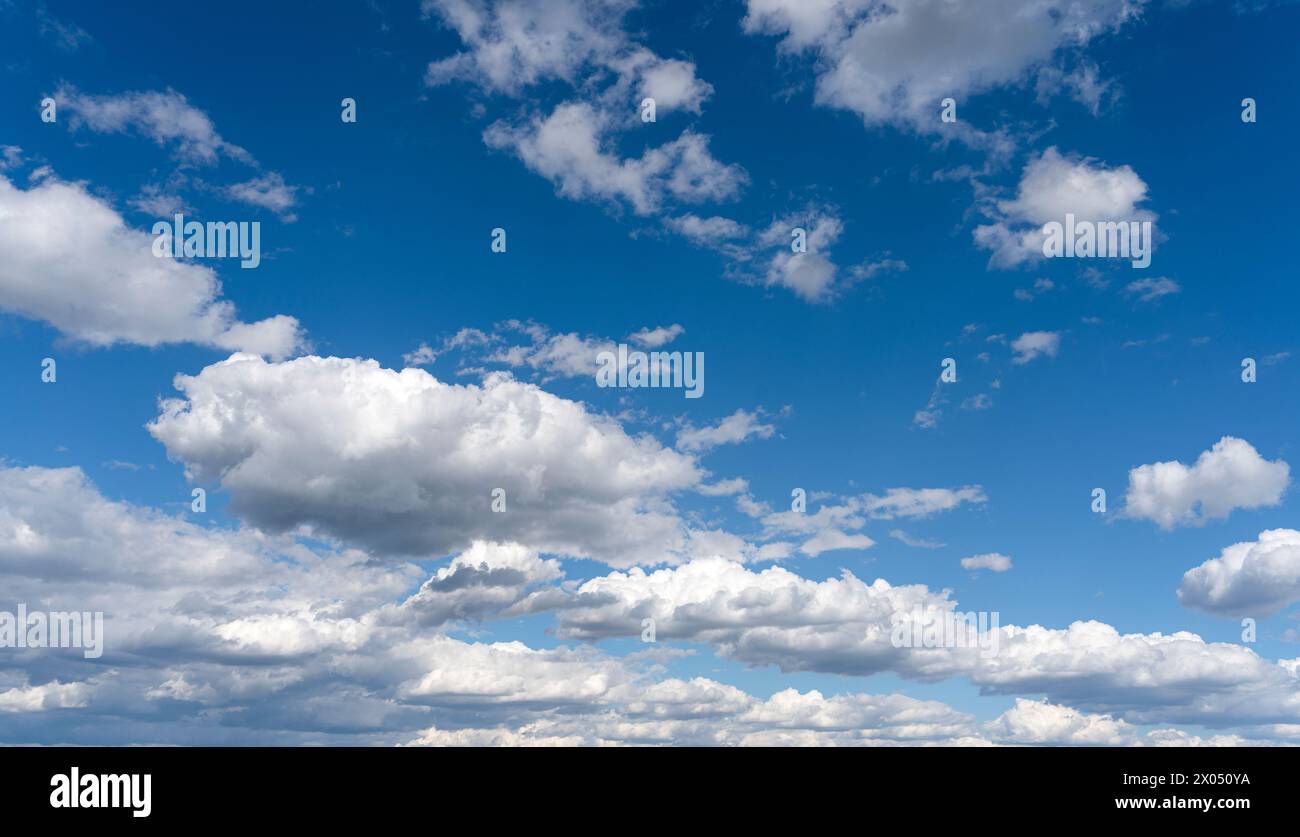 Wunderschöner leuchtend blauer Himmel mit weißen, geschwollenen Wolken Stockfoto