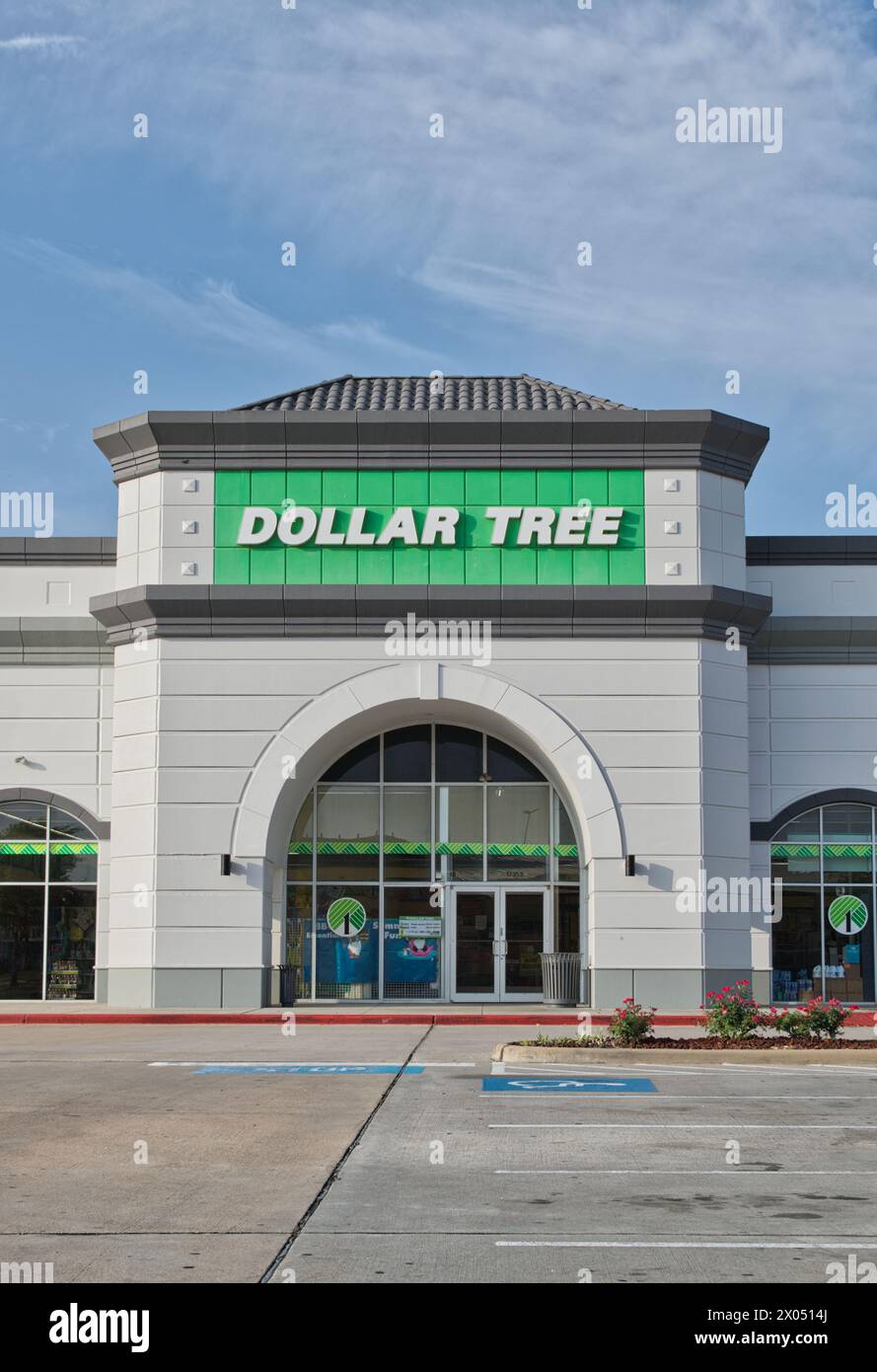 Houston, Texas USA 04-07-2024: Außenansicht des Dollar Tree Business Storefront, Parkplatz Einzelhandelsunternehmen, No People Houston TX USA. Stockfoto