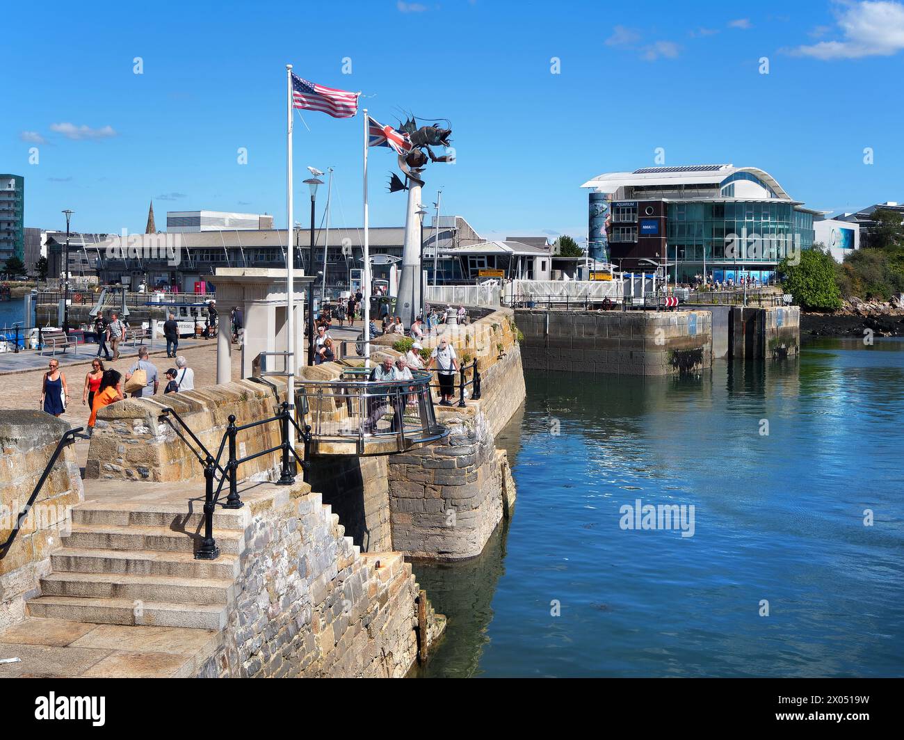 UK, Devon, Plymouth, The Barbican, Sutton Harbour, Mayflower Steps, National Marine Aquarium und Leviathan. Stockfoto