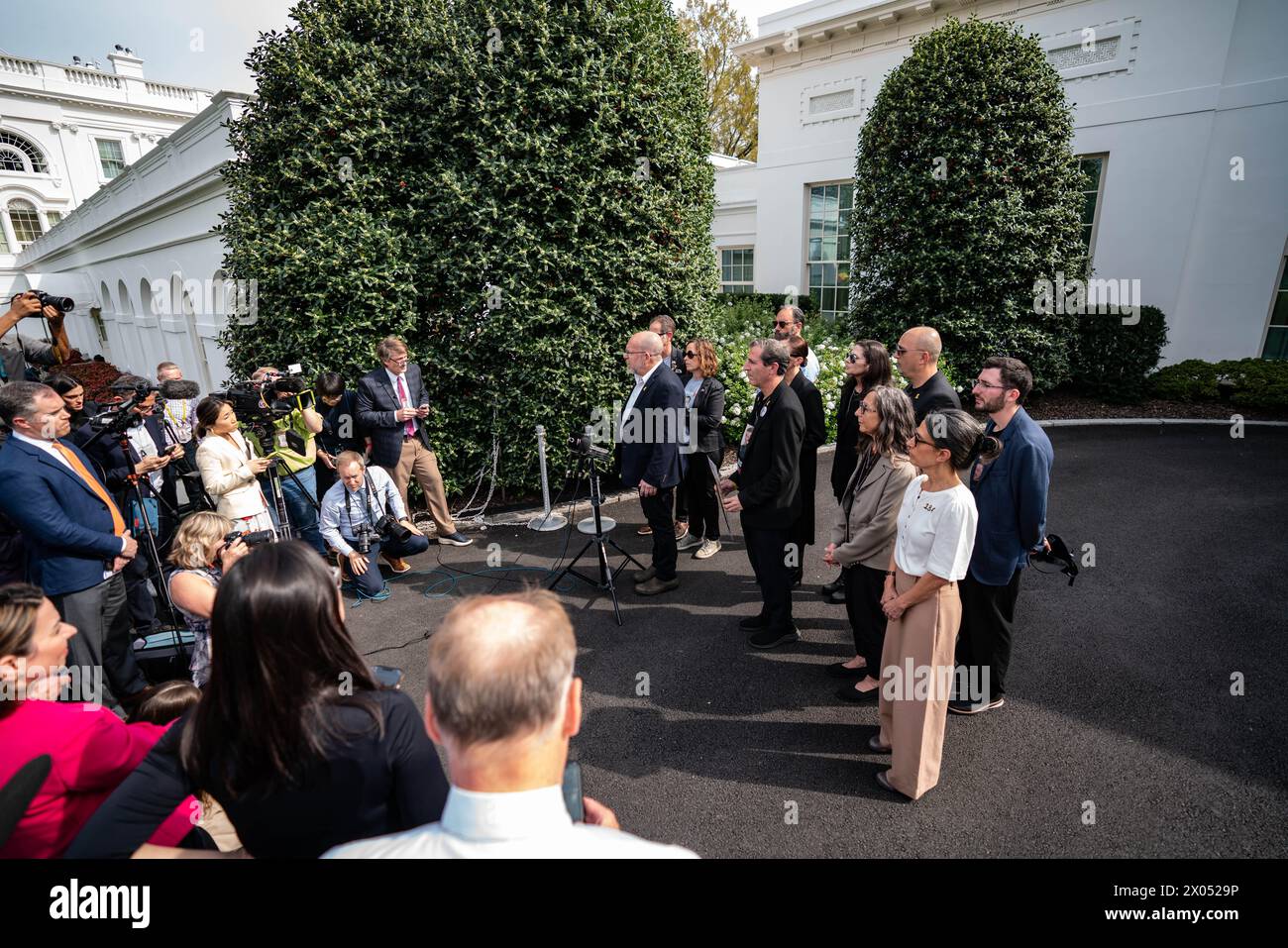 Am 9. April hatten 10 Familienmitglieder der Geisel ein Treffen mit der Vizepräsidentin Kamala Harris im Weißen Haus, nachdem sie zum Pfahl kamen Stockfoto