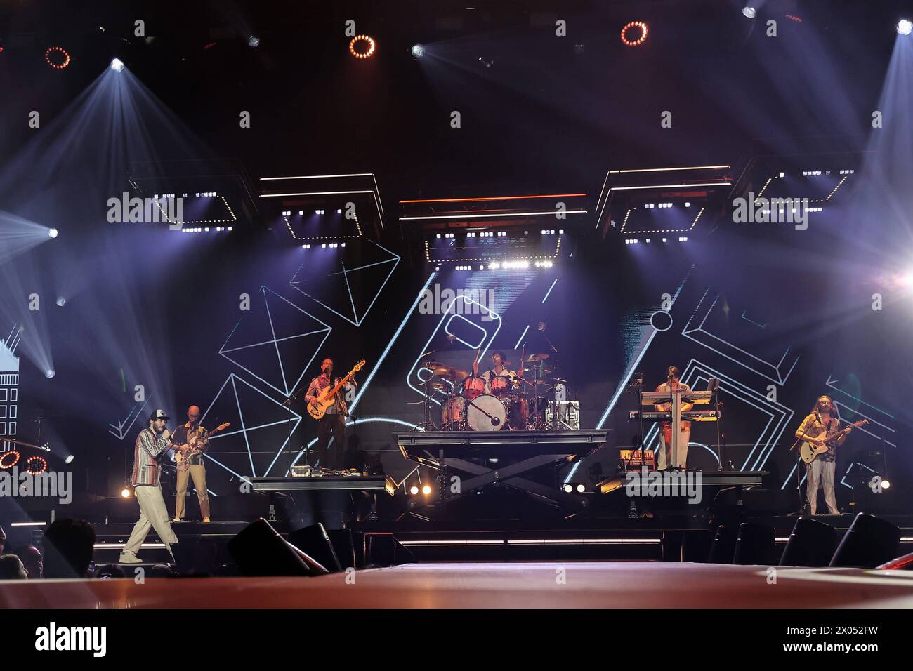 Musikkonzert - PINGUINI TATTICI NUCLEARI - PALASPORT 2024 L-R Riccardo Zanotti, Lorenzo Pasini, Simone Pagani, Matteo Locati, Elio Biffi und Nicola Buttafuoco von Pinguini Tattici Nucleari treten live auf der Bühne während des Palasport 2024 im Forum am 9. April 2024 in Assago, Italien Mailand Forum Assago, Italien, Copyright: XFabrizioxlix/Liabellix/1304126 Stockfoto