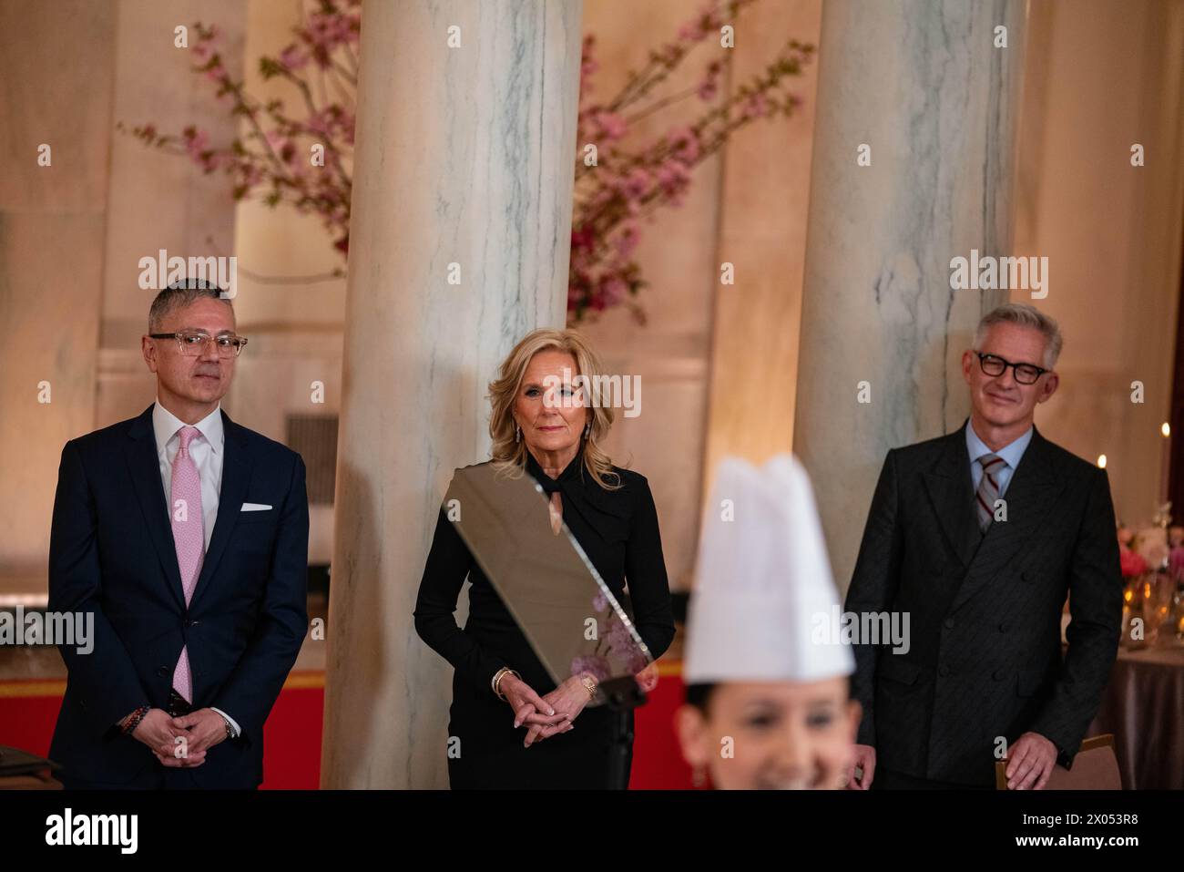 Am 9. April machte First Lady Jill Biden eine Medienvorschau über das, was sie für das Staatsessen hatten. Die Chefköche waren da, um über das Menü zu sprechen Stockfoto