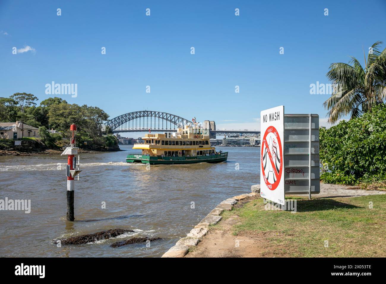Die Fähre von Sydney The Golden Grove verläuft zwischen Hafenmarkierer und Goat Island im Hafen von Sydney, Port Jackson, Sydney, Australien Stockfoto