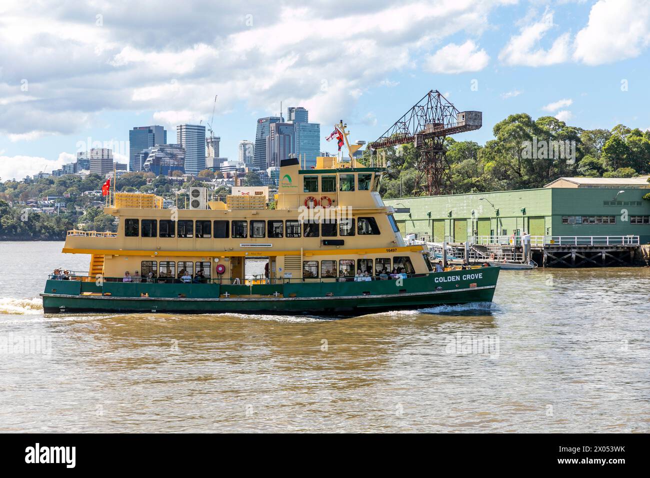 Die Fähre von Sydney, The Golden Grove, passiert Goat Island im Port Jackson Sydney Harbour National Park, New South Wales, Australien Stockfoto