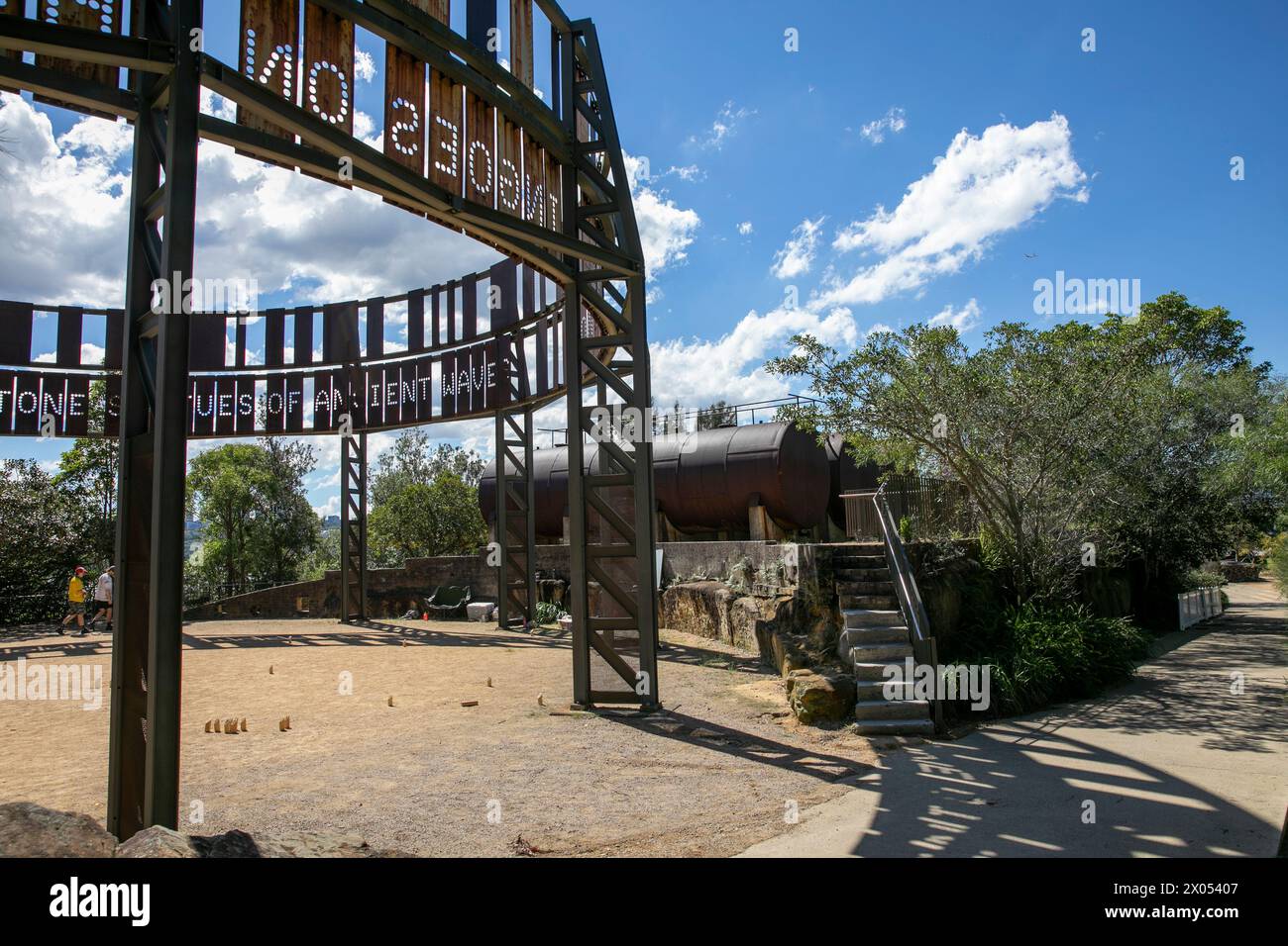 Ballastpoint Park mit seinem industriellen Erbe und Tank 101 Kunstwerk, Finks Spiel unterwegs, Balmain Peninsula, Sydney, NSW, Australien Stockfoto