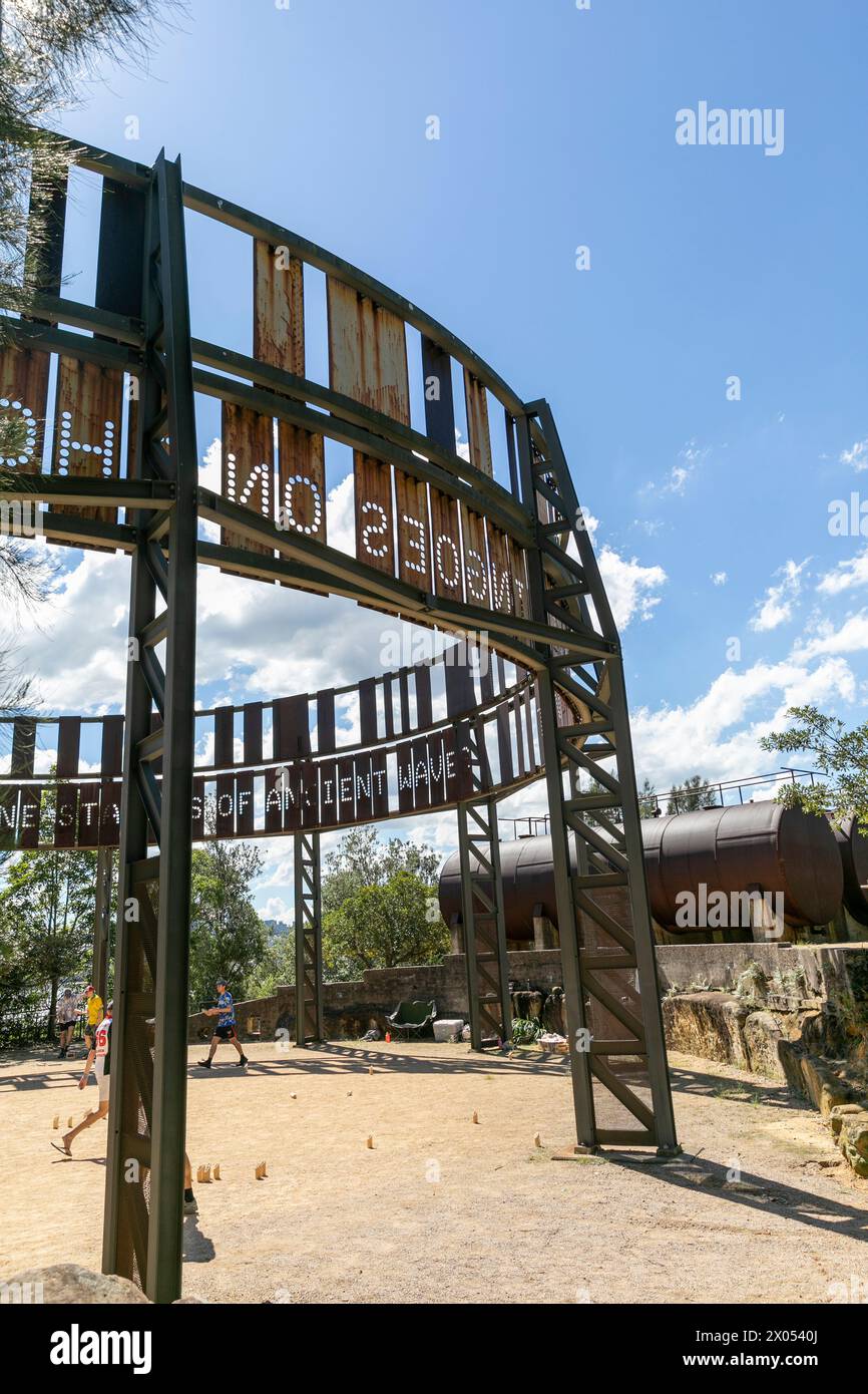 Ballastpoint Park mit seinem industriellen Erbe und Tank 101 Kunstwerk, Finks Spiel unterwegs, Balmain Peninsula, Sydney, NSW, Australien Stockfoto