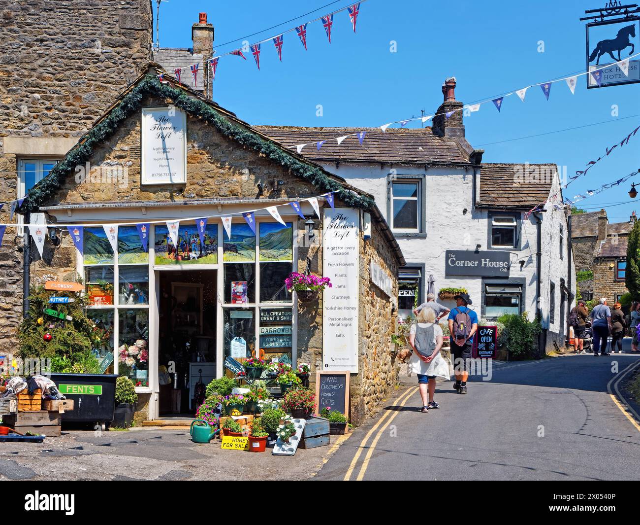 Großbritannien, North Yorkshire, Grassington, Garrs Lane, das Flower Loft und das Corner House Cafe. Stockfoto
