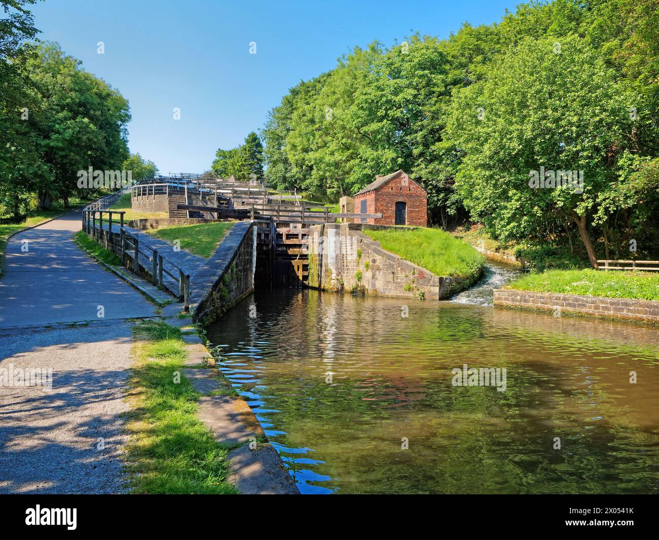 UK, West Yorkshire, Bingley, Bingley Five Rise Locks und Leeds und Liverpool Canal. Stockfoto