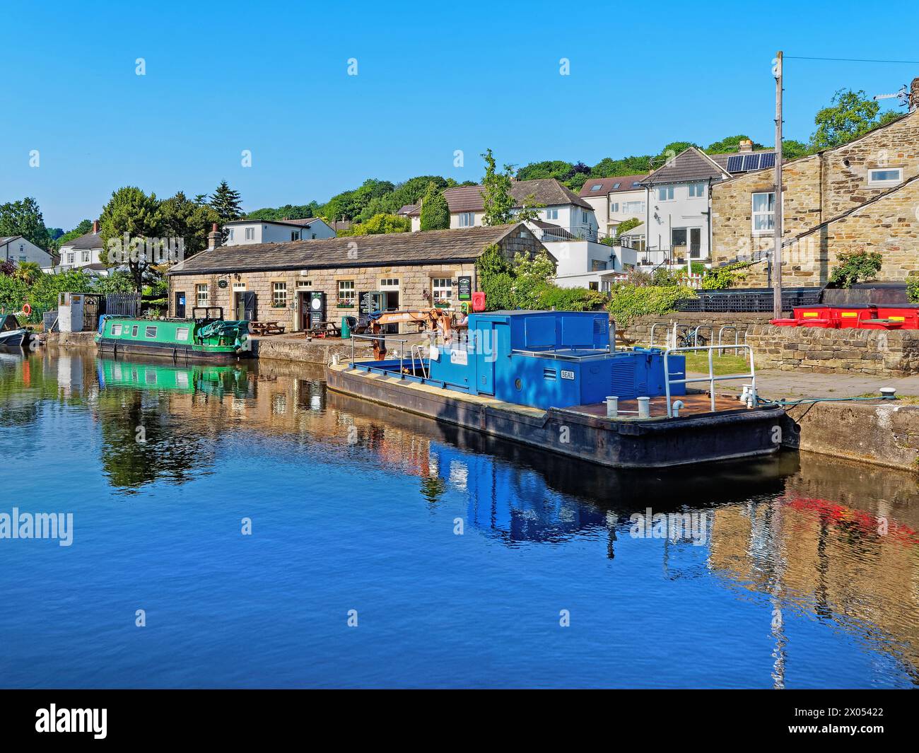 UK, West Yorkshire, Bingley, Bingley Five Rise Locks Cafe und Leeds und Liverpool Canal. Stockfoto