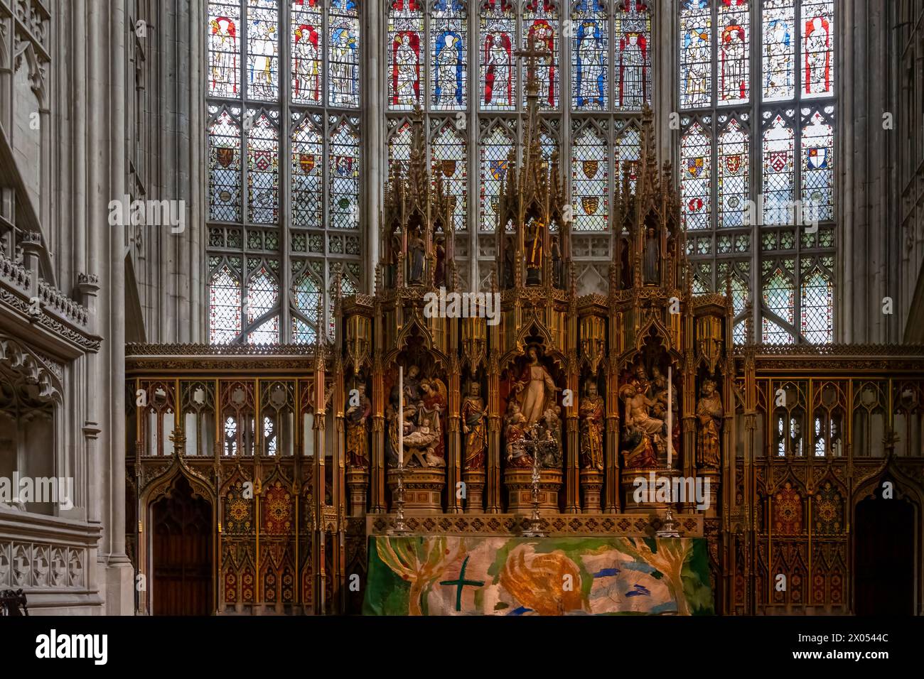 Altar und Buntglas in der Kathedrale von Gloucester, Gloucestershire, England Stockfoto