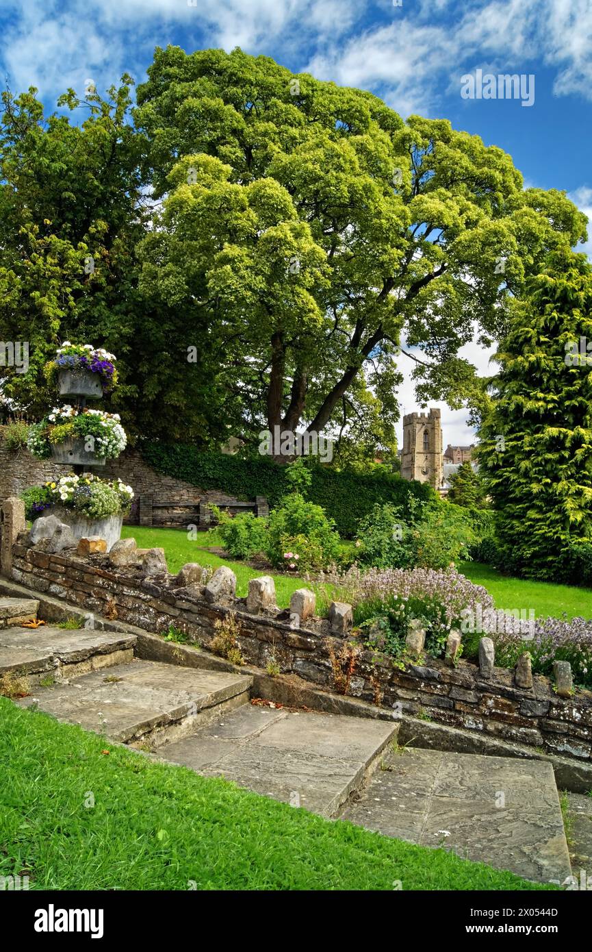 UK, North Yorkshire, Richmond, St. Mary the Virgin Church von Frenchgate Steps. Stockfoto