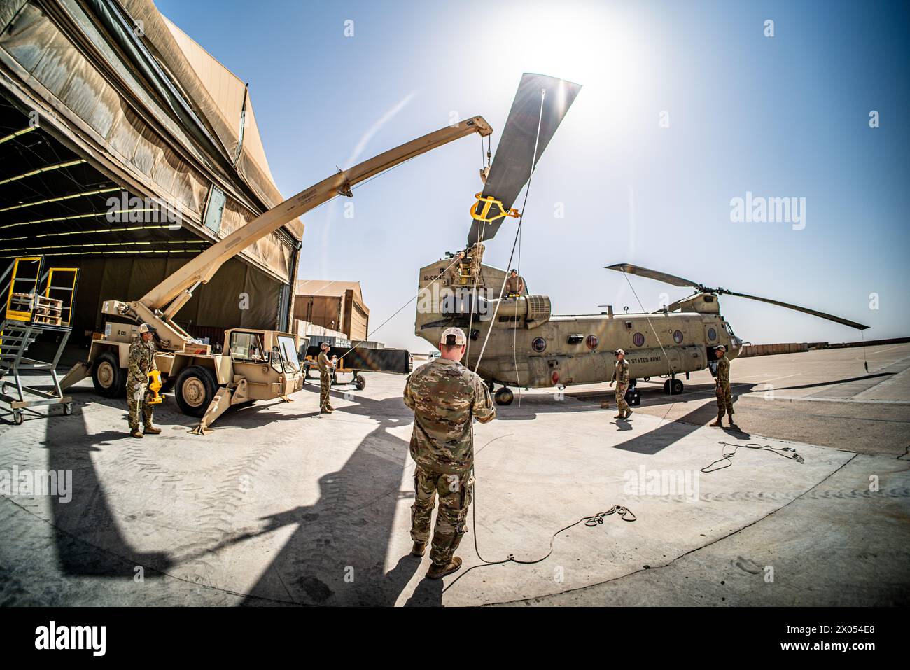 Fallschirmjäger, die 3-82 General Support Aviation Battalion, 82nd Combat Aviation Brigade, 82nd Airborne Division zugewiesen sind, führen am 9. April 2024 die Wartung einer CH-47 durch. Diese Fallschirmjäger warten und reparieren CH-47 Hubschrauber. (Foto der US-Armee von Sgt. Vincent Levelev) Stockfoto