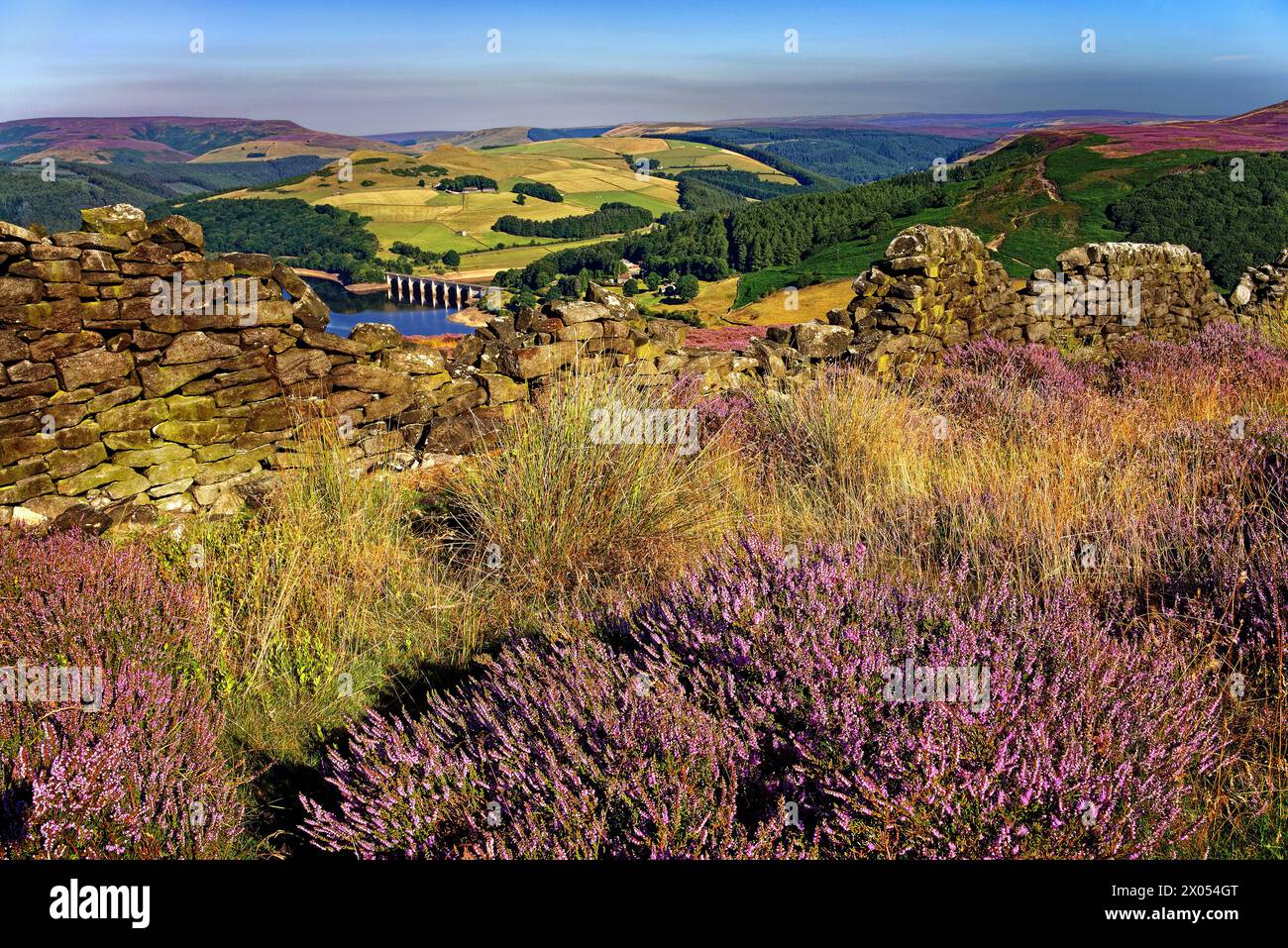 Großbritannien, Derbyshire, Peak District, Ladybower Reservoir ab Bamford Moor. Stockfoto