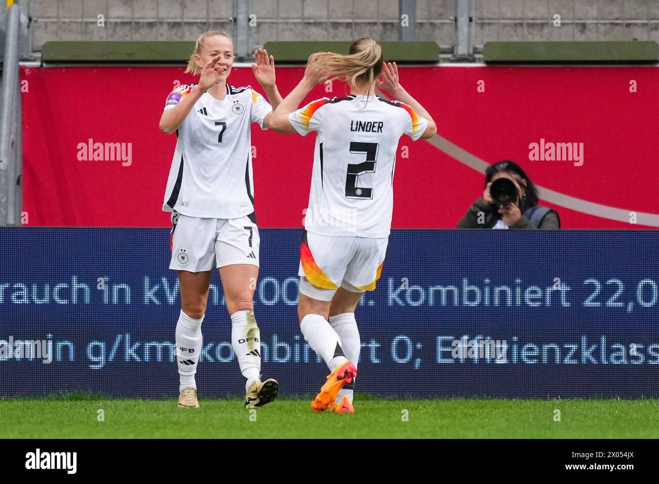 Aachen, Deutschland. April 2024. AACHEN, DEUTSCHLAND - 9. APRIL: Lea Schuller aus Deutschland feiert, nachdem er beim Qualifikationsspiel zur UEFA Frauen EURO 2025 zwischen Deutschland und Island am 9. April 2024 im Tivoli in Aachen das zweite Tor des Teams erzielte. (Foto: Tobias Giesen/BSR Agency) Credit: BSR Agency/Alamy Live News Stockfoto