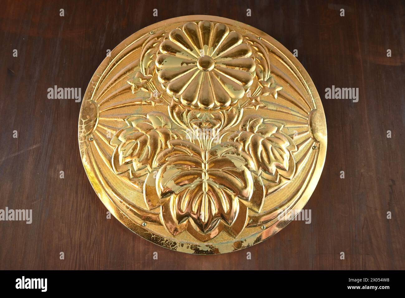 Goldene Türsiegel mit Gensui-Emblem der Kaiserlichen Japanischen Marine (Paulownia, Chrysantheme und Flagge der aufgehenden Sonne) Tōgō-Schrein - Shibuya-Stadt, Tokio, Japan Stockfoto