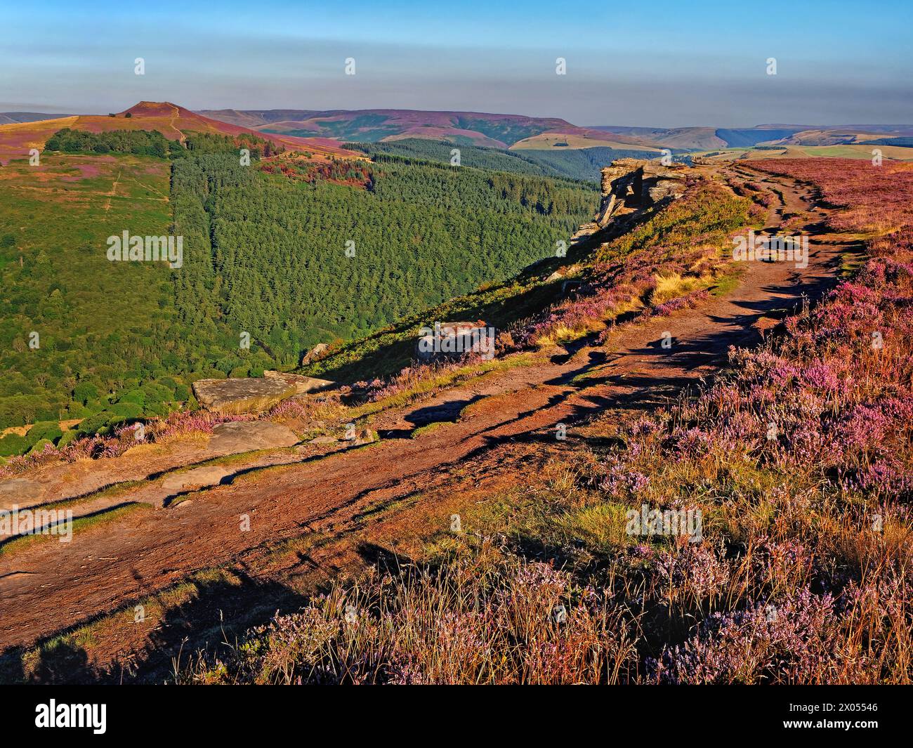 Großbritannien, Derbyshire, Peak District, Bamford Edge und Win Hill. Stockfoto