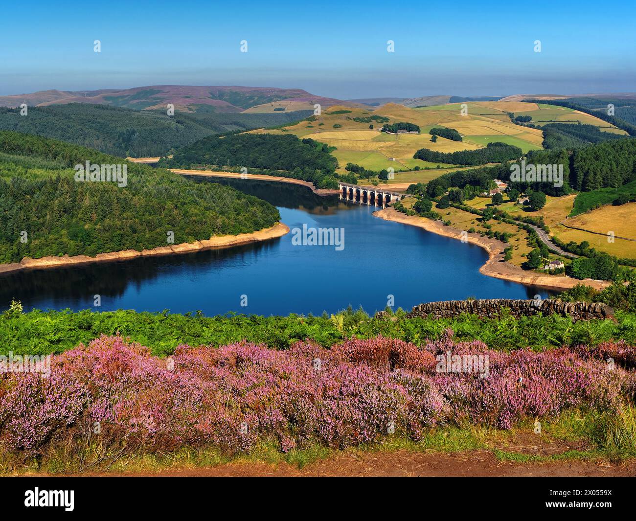 Großbritannien, Derbyshire, Peak District, Ladybower Reservoir ab Bamford Moor. Stockfoto