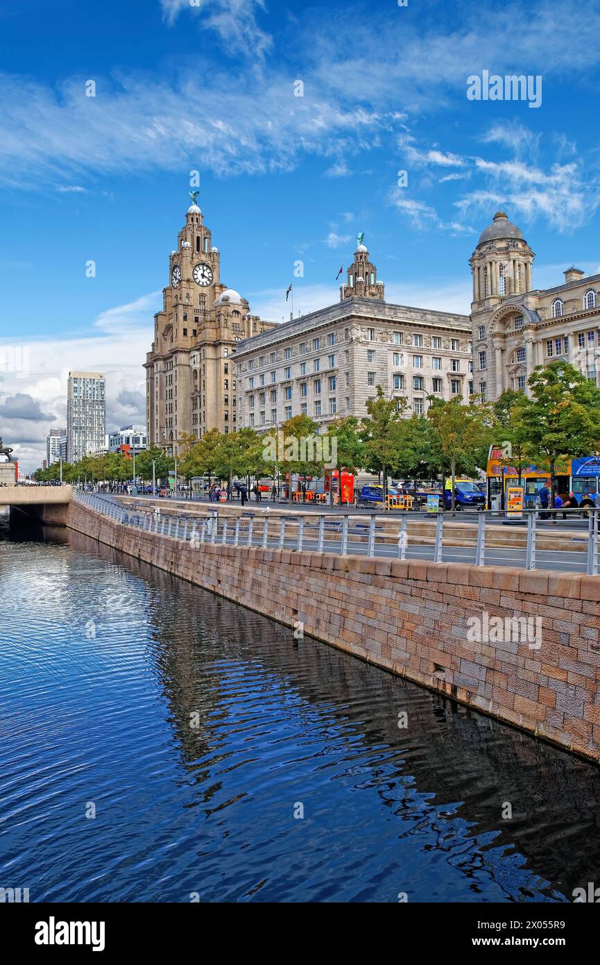 UK, Liverpool, Liverpool Canal Link und The Three Graces. Stockfoto