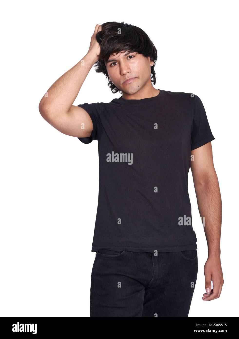 Amerikanischer Schuss eines jungen Latinos, der schwarz gekleidet ist. Eine seiner Hände streichelt sein Haar. Ernster Ausdruck, weißer Hintergrund Stockfoto Amerikanischer Schuss eines jungen Latinos, der schwarz gekleidet ist. Eine seiner Hände streichelt sein Haar. Ernster Ausdruck, weißer Hintergrund Stockfoto