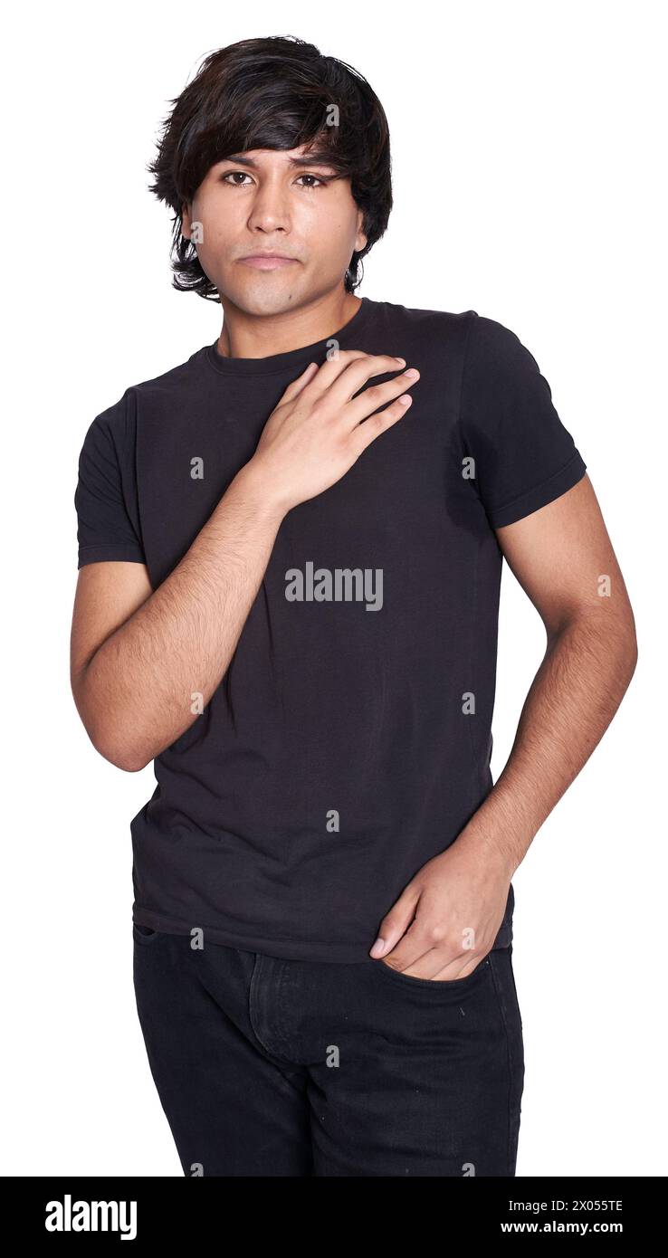 20 Jahre alter Latino-Mann posiert, eine Hand ist auf seinem Herzen und die andere in seiner Tasche. Das Modell ist schwarz auf weißem Hintergrund gekleidet. Stockfoto 20 Jahre alter Latino-Mann posiert, eine Hand ist auf seinem Herzen und die andere in seiner Tasche. Das Modell ist schwarz auf weißem Hintergrund gekleidet. Stockfoto