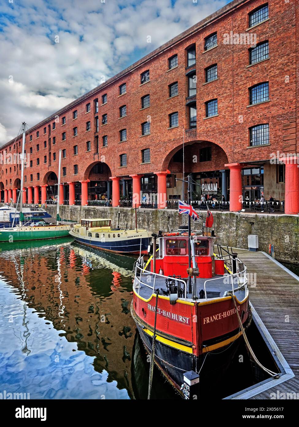 UK, Liverpool, Royal Albert Dock Lagerhäuser und Boote. Stockfoto