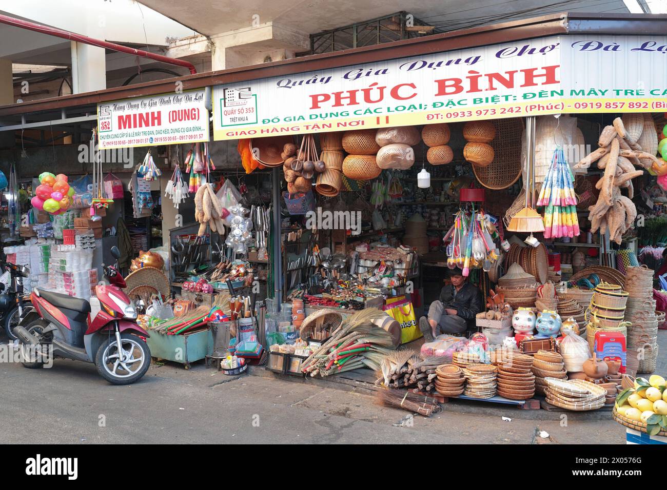 "Phuc Binh"-Markthändler für Bürsten, gewebte Waren, Hüte und Werkzeuge in der Nähe von Cho da Lat (Dalat-Markt), Vietnam Stockfoto