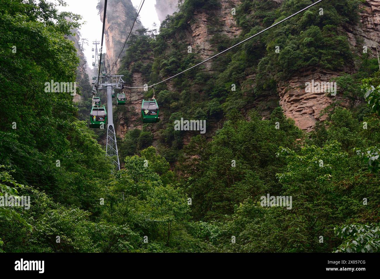 Die Tianzi Mountain Cable Car ist die längste und höchste Seilbahn in Wulingyuan und befindet sich im Zhangjiajie National Forest Park, China Stockfoto