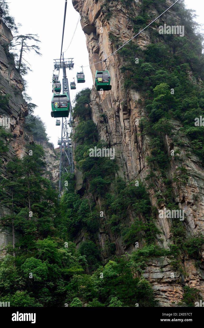 Die Tianzi Mountain Cable Car ist die längste und höchste Seilbahn in Wulingyuan und befindet sich im Zhangjiajie National Forest Park, China Stockfoto
