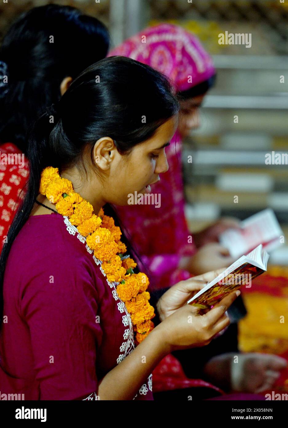 NOIDA, INDIEN – 9. APRIL: Gläubige geben Gebete am ersten Tag des Chaitra Navratri Festivals in Sanatan Dharm Mandir, Sektor 19 am 9. April 2024 in Noida, Indien. (Foto: Sunil Ghosh/Hindustan Times/SIPA USA) Stockfoto