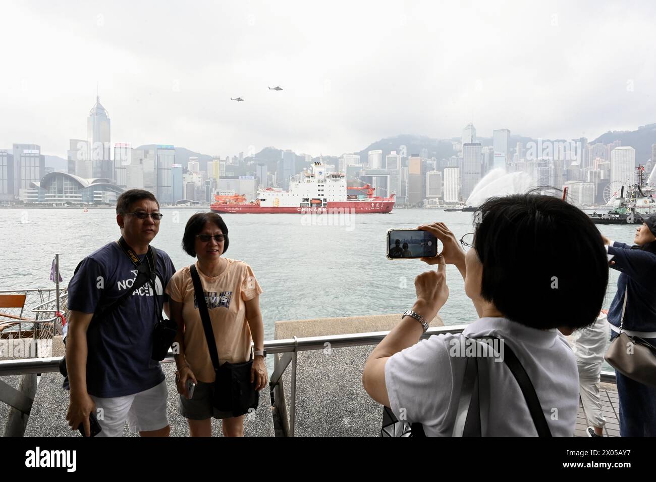 **CHINESISCHES FESTLAND, HONGKONG, MACAU UND TAIWAN AUS** Menschen beobachten Chinas ersten inländischen Eisbrecher Xuelong 2, oder Snow Dragon 2, Saili Stockfoto