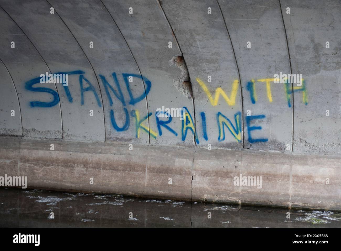 Kanal zwischen BDE Maka Ska See und See der Inseln mit Aufschrift an der Wand 'Stand with Ukraine'. Minneapolis Minnesota MN USA Stockfoto