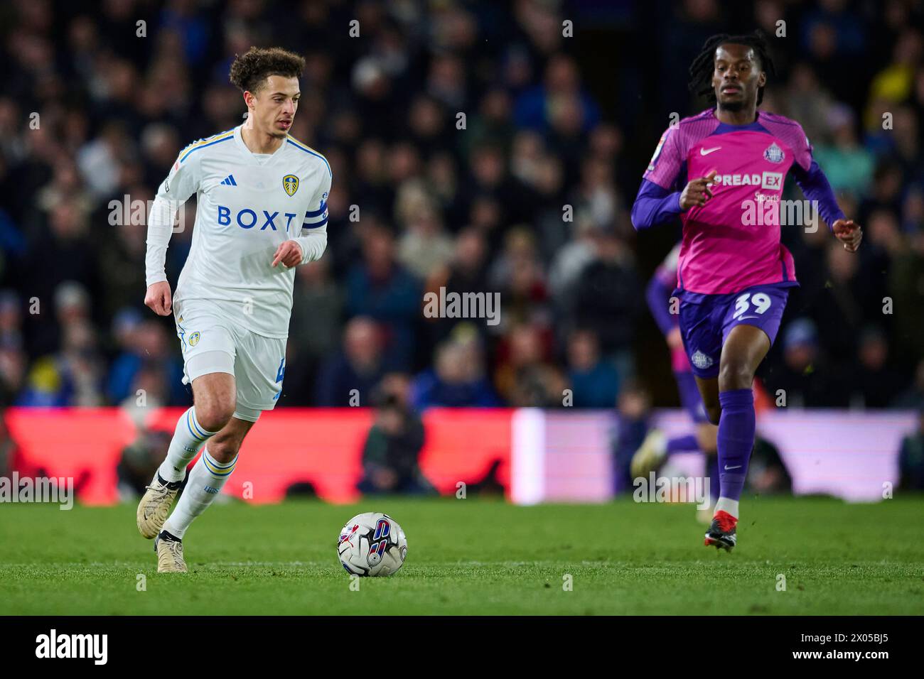 LEEDS, ENGLAND – 9. APRIL: Ethan Ampadu, defensives Mittelfeld von Leeds United, spielt mit dem Ball während des Sky Bet Championship-Spiels zwischen Leeds United und Sunderland am 9. April 2024 im Elland Road Stadium in Leeds, England. (Foto Von Francisco Macia/Foto-Player-Bilder) Stockfoto