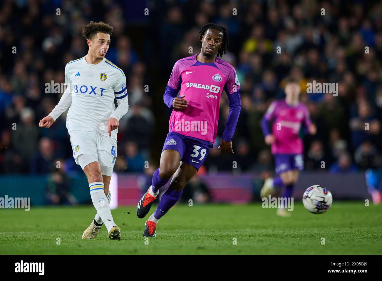 LEEDS, ENGLAND – 9. APRIL: Ethan Ampadu, defensives Mittelfeld von Leeds United, tritt am 9. April 2024 im Elland Road Stadium in Leeds, England, um den Ball an. (Foto Von Francisco Macia/Foto-Player-Bilder) Stockfoto