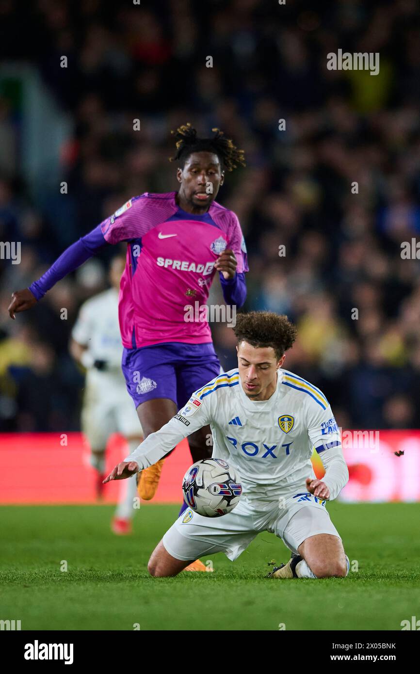 LEEDS, ENGLAND – 9. APRIL: Ethan Ampadu, defensives Mittelfeld von Leeds United, tritt am 9. April 2024 im Elland Road Stadium in Leeds, England, um den Ball an. (Foto Von Francisco Macia/Foto-Player-Bilder) Stockfoto