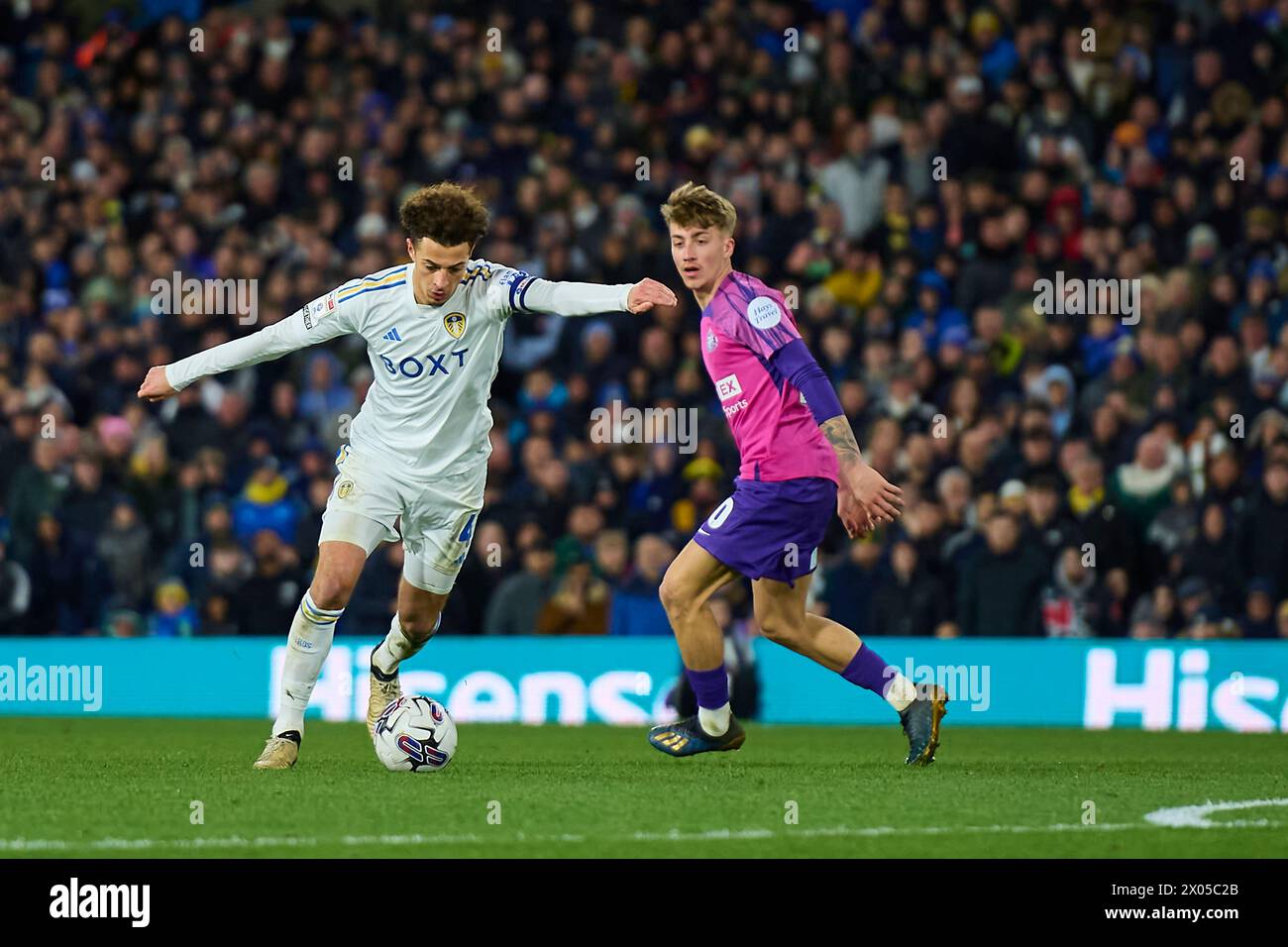 LEEDS, ENGLAND – 9. APRIL: Ethan Ampadu, defensives Mittelfeld von Leeds United, tritt am 9. April 2024 im Elland Road Stadium in Leeds, England, um den Ball an. (Foto Von Francisco Macia/Foto-Player-Bilder) Stockfoto