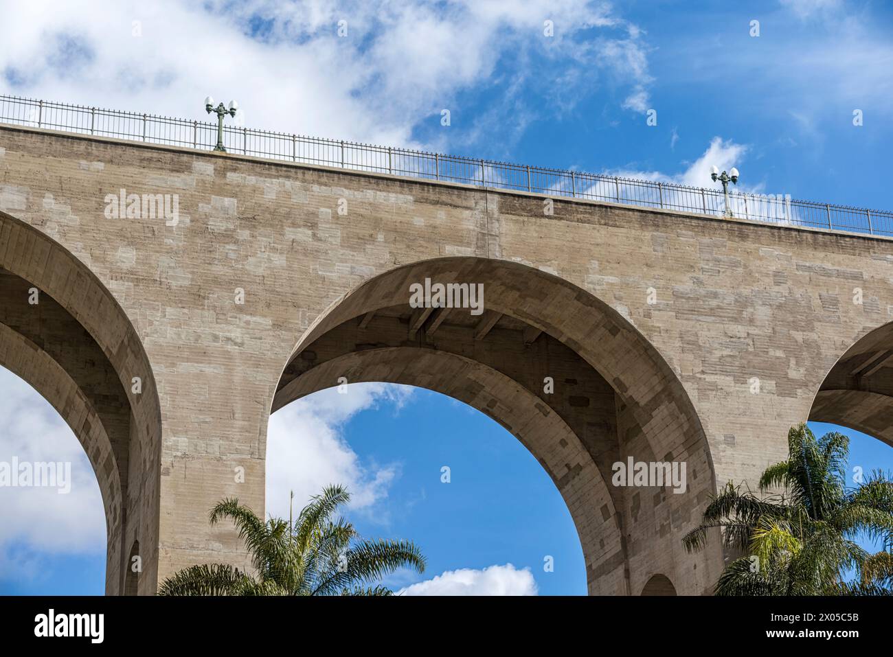 Die Cabrillo Bridge im Balboa Park in San Diego, Kalifornien, USA. Stockfoto