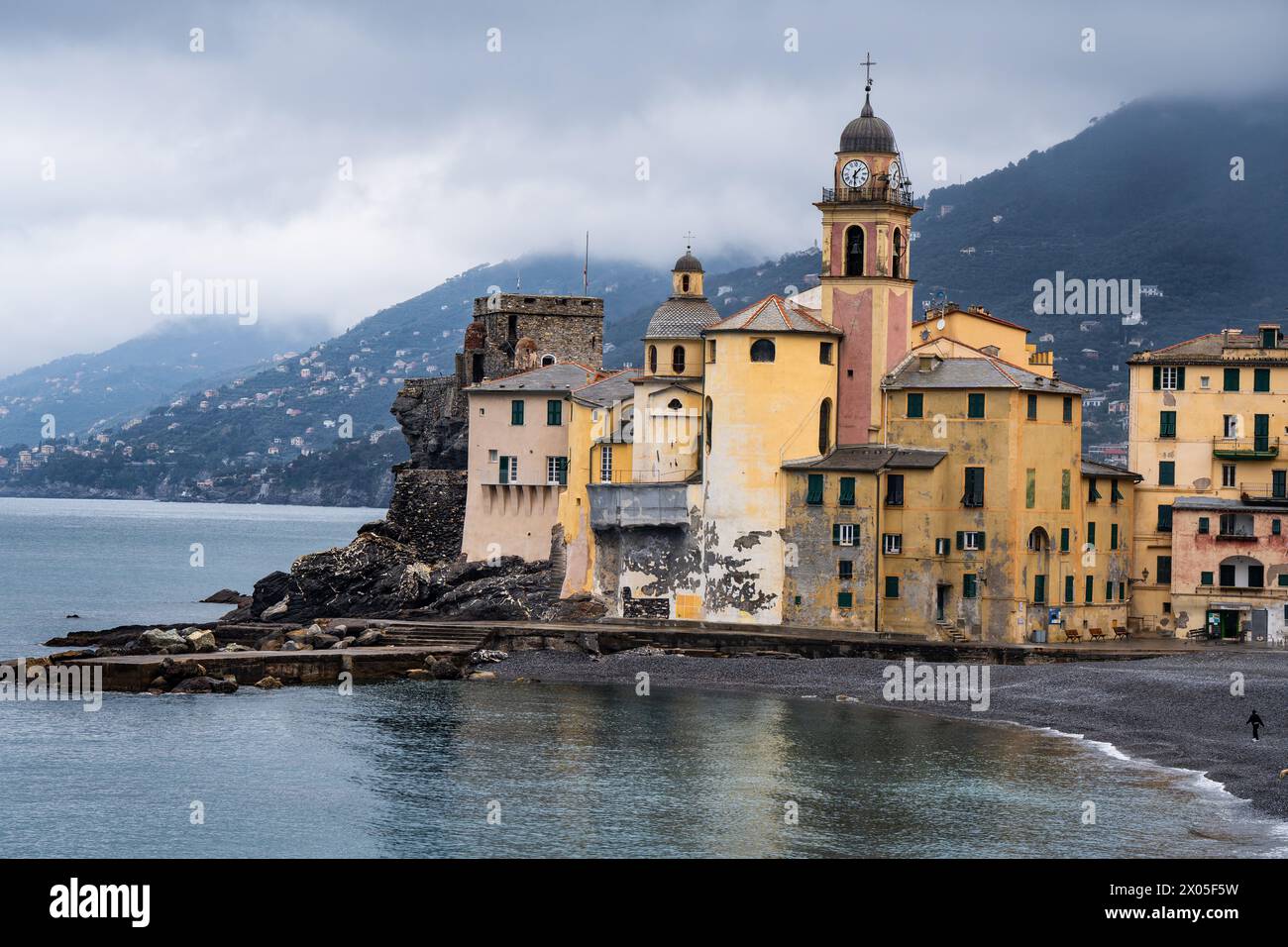 Wunderschöne Küste des malerischen Camogli Italien, eine Küstengemeinde der Region Ligurien in Italien. Die farbenfrohen Apartments und der Glockenturm Stockfoto