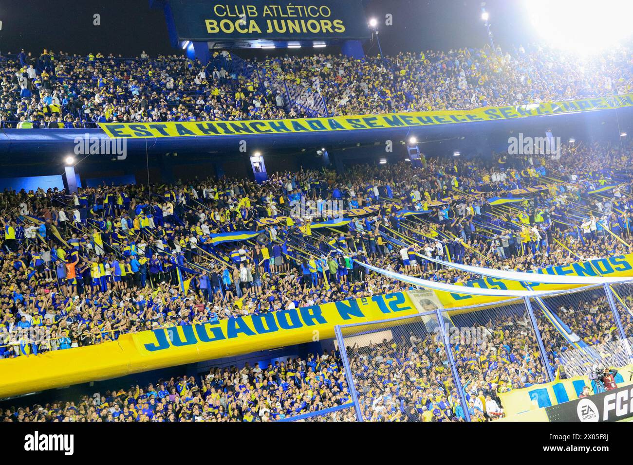 Buenos Aires, 09.04.2024: Fans der Boca Juniors während des Spiels zur 2. Runde des CONMEBOL Sudamericana Cup für Gruppe D im La Bombonera Stadium ( Credit: Néstor J. Beremblum/Alamy Live News) Stockfoto