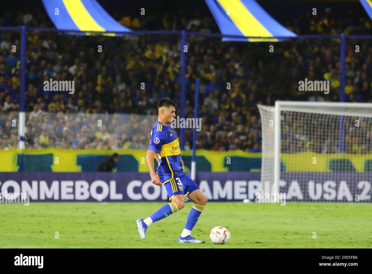 Buenos Aires, 09.04.2024: Aaron Anselmino von Boca Juniors während des Spiels um die 2. Runde des CONMEBOL Sudamericana Cup für Gruppe D im La Bombonera Stadium ( Credit: Néstor J. Beremblum/Alamy Live News) Stockfoto