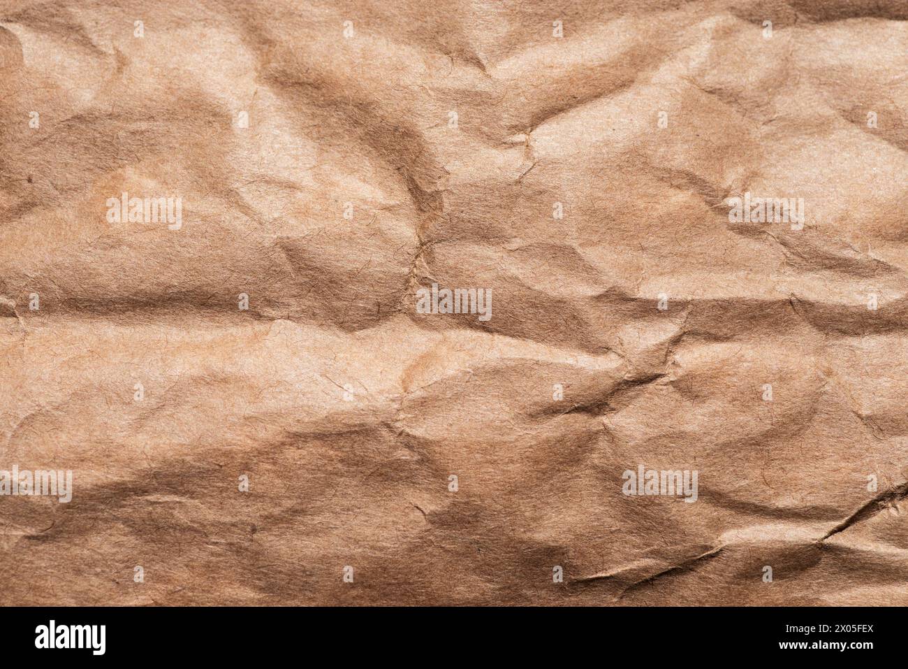 Nahaufnahme eines zerknitterten braunen Papierbeutels Hintergrund Stockfoto