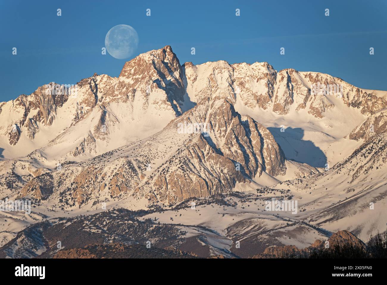 Monduntergang über dem Mount Humphreys in den östlichen Sierra Nevada Mountains von Bishop California Stockfoto