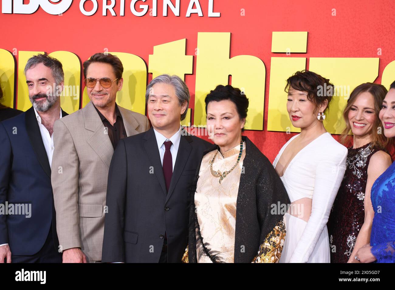 Los Angeles, Kalifornien, USA 9. April 2024 (L-R) Showrunner Don McKellar, Executive Producer/Schauspieler Robert Downey Jr., Showrunner Park Chan-wook, Schauspielerin Kieu Chinh, Schauspielerin Sandra Oh, Executive Producer Susan Downey und Schauspielerin Nguyen Cao Ky Duyen nehmen am 9. April an der Premiere der HBO Original Limited Series ÒThe SympathizerÓ Teil. 2024 in den Paramount Studios in Los Angeles, Kalifornien, USA. Foto: Barry King/Alamy Live News Stockfoto