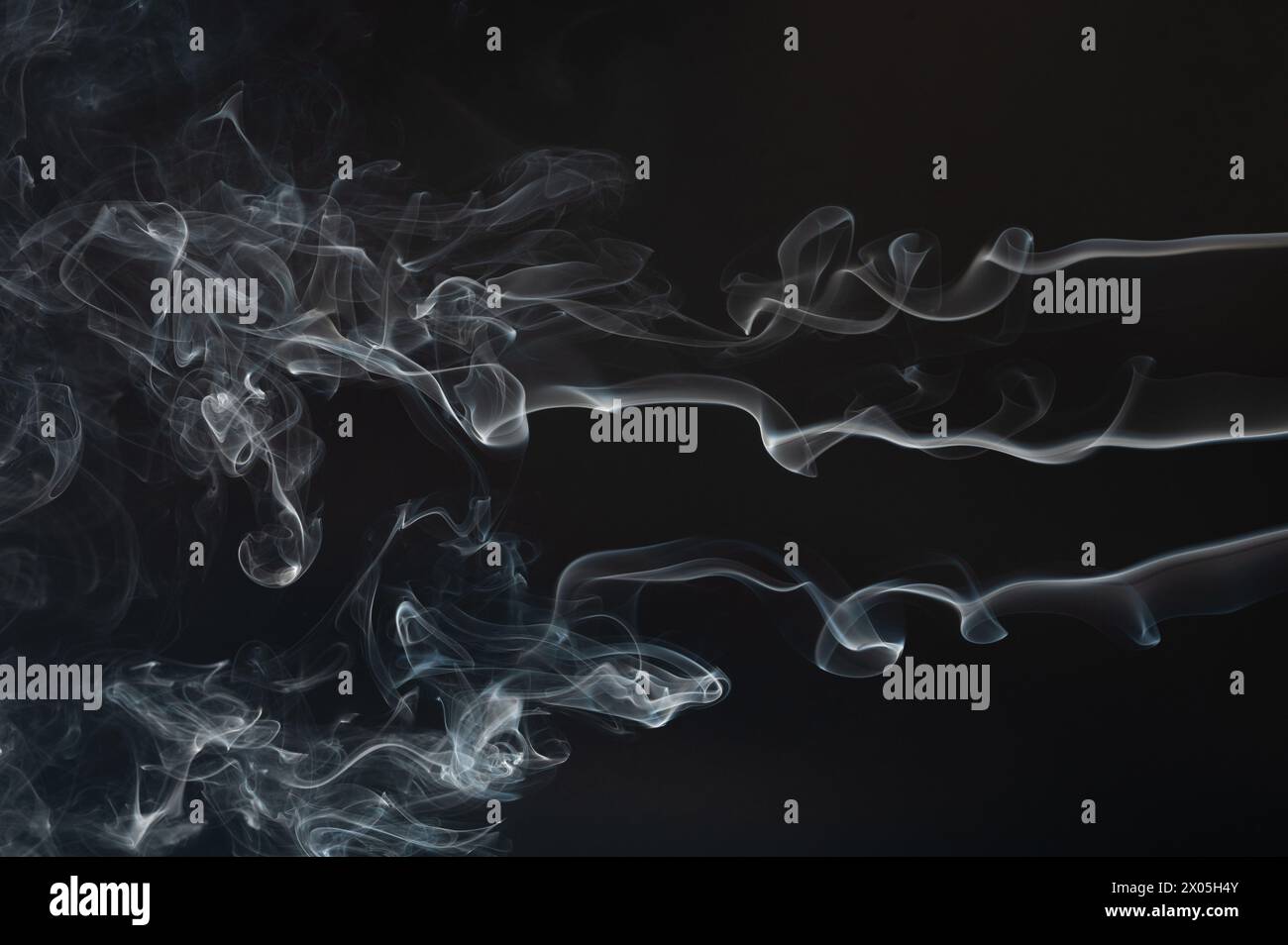 Smog flauschige Welle isoliert auf schwarzem Studiohintergrund Stockfoto